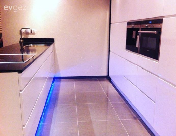 Siyah-beyaz filtrelerden çıkmış gibi, modern ve göz alıcı bir ev..