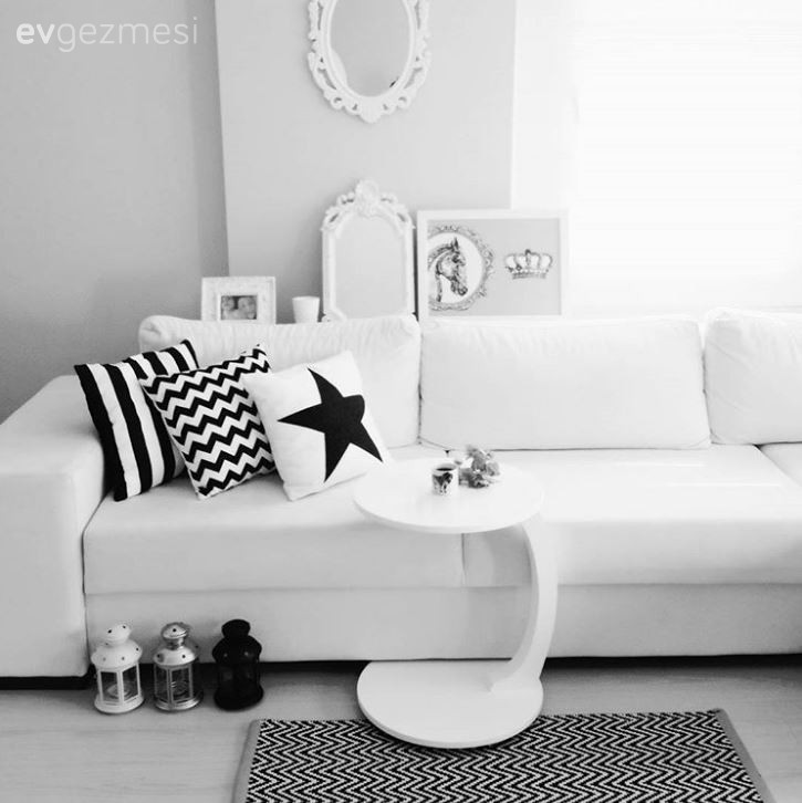 Sivel hanımın, beyazların sarı vurgu ile neşeli bir görünüm aldığı evi