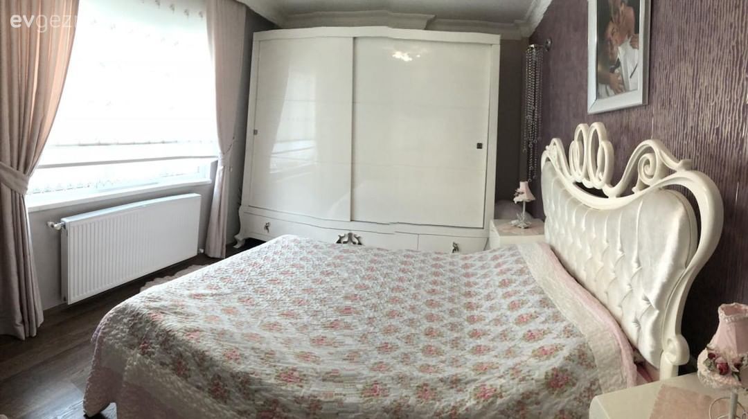 Bu Evde Klasik Stil Şık Duvar Kağıtları ve Aksesuarlarla Zenginleşiyor