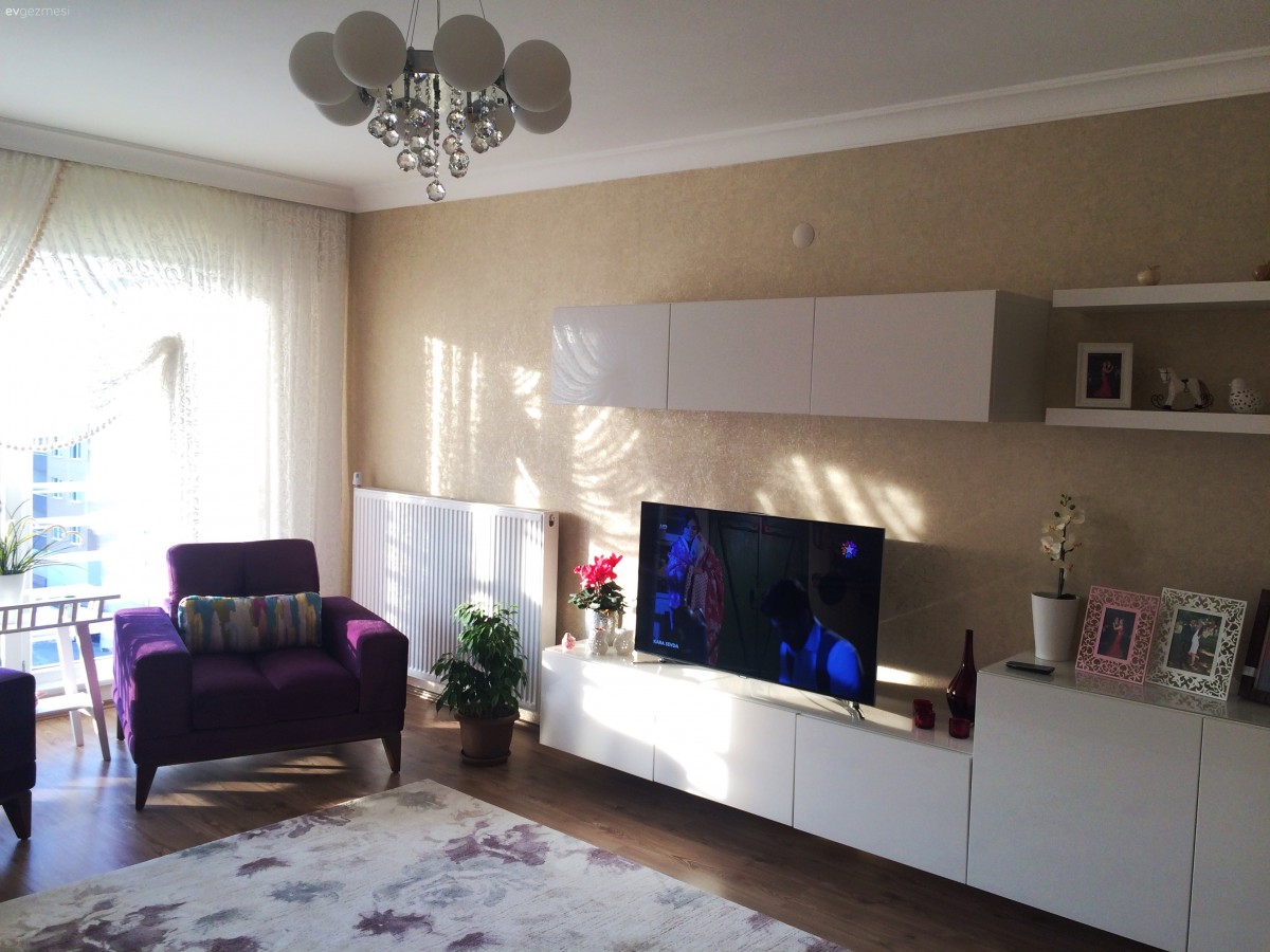 Nejla hanımın enerjik renklerle, sade ve cıvıl cıvıl evi..