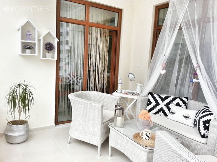 Şenay hanımın aksesuarlarla kişiselleşen, keyifli evi..