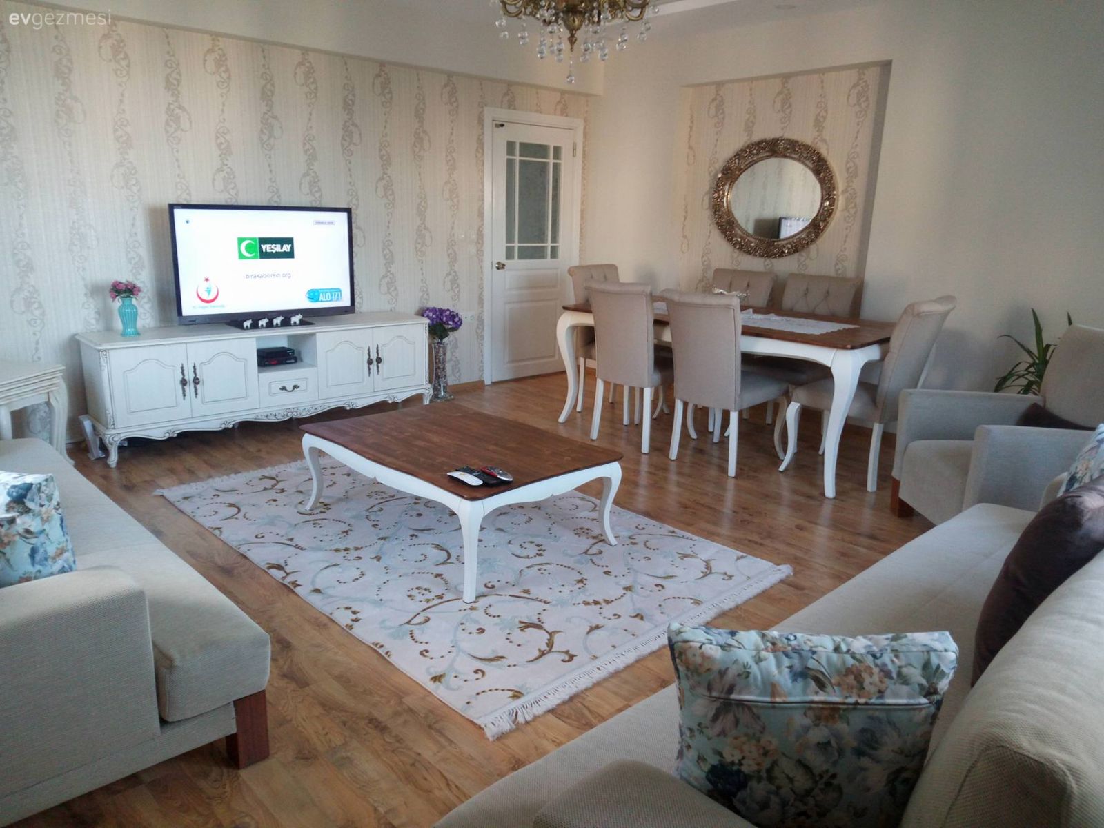 Düz ve ince detaylı mobilyaların renklerle bütünlendiği bir salon..