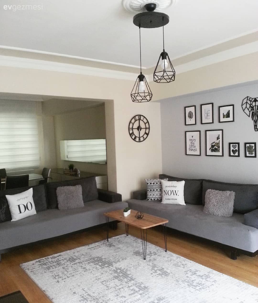 Salon, Gri, Duvar saati, Metal duvar saati, Avize, Modern, Kırlent, Duvar dekorasyonu, Halı