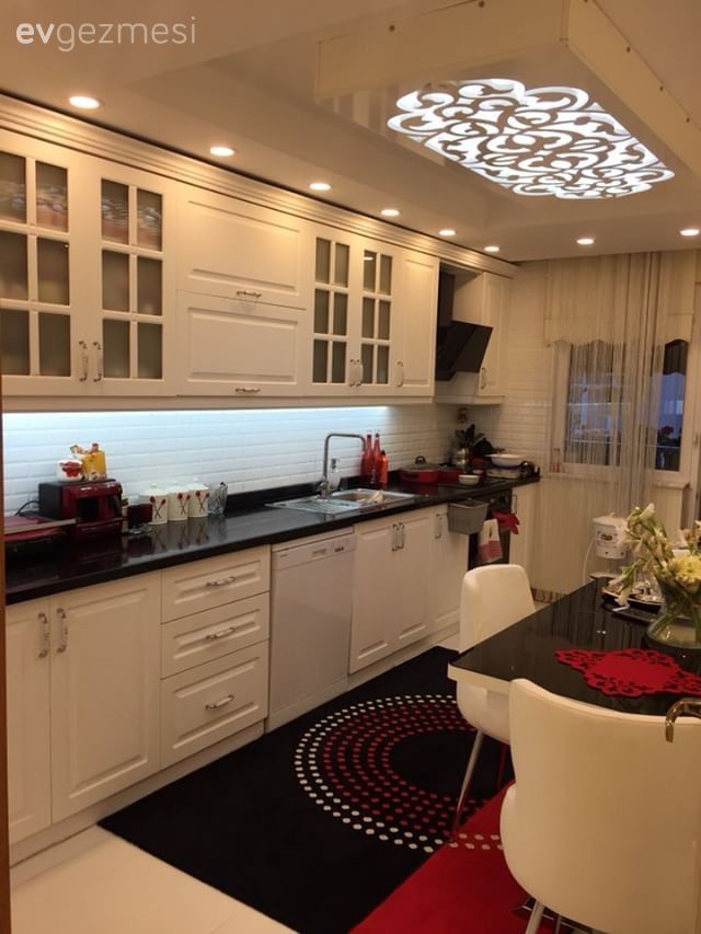 Çarpıcı renkler, oymalı mobilyalar ve klasik aksesuarlar ile saray gibi, göz alıcı bir ev..