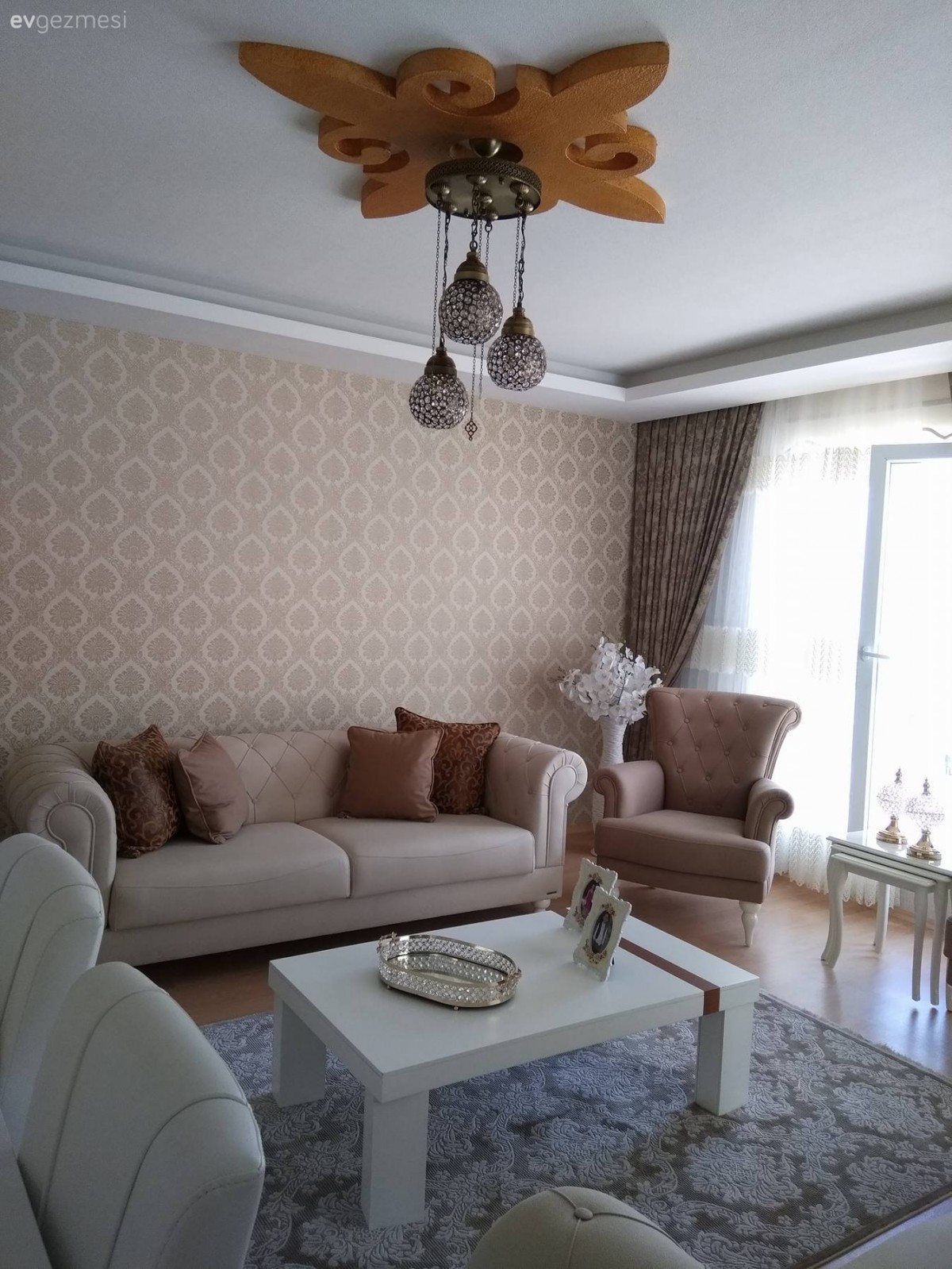 Avize, Berjer, Duvar kağıdı, Halı, Kahverengi, Krem, Orta sehpa, Salon, Aydınlatma