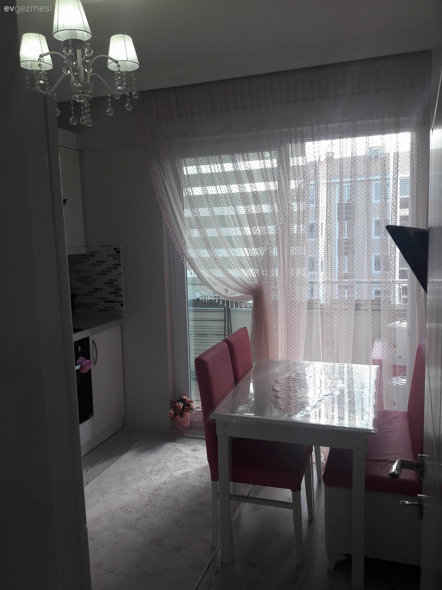 Beyaz mutfak, Mutfak, Mutfak masası, Pembe, Perde