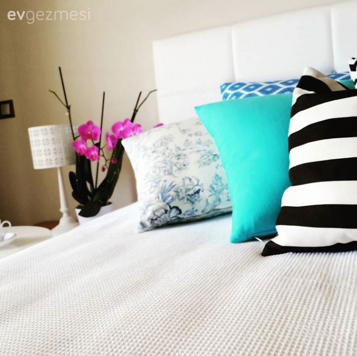 Sivel hanımın, beyazların sarı vurgu ile neşeli bir görünüm aldığı evi