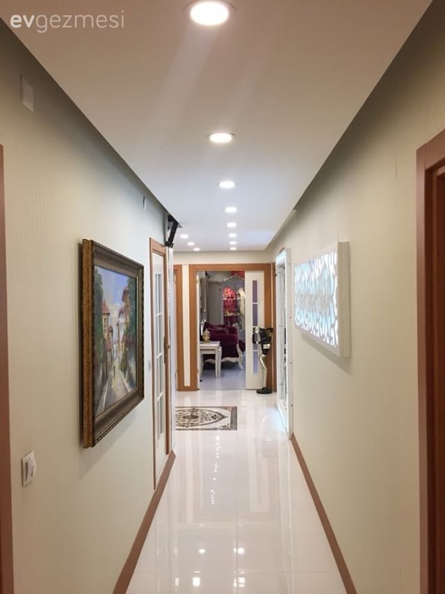 Çarpıcı renkler, oymalı mobilyalar ve klasik aksesuarlar ile saray gibi, göz alıcı bir ev..