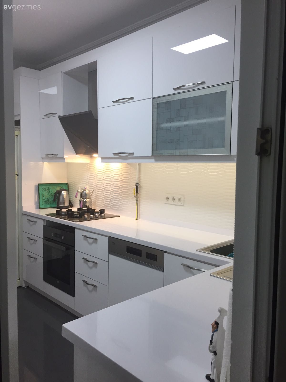 Dilek hanımın tadilat ile yenilenen mutfağı şimdi hem şık, hem kullanışlı!