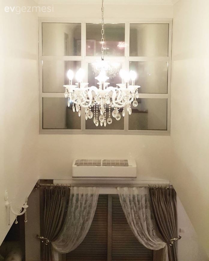 Pastel kahverengi, mavi ve beyazla zerafetin şıklıkla buluştuğu bir ev