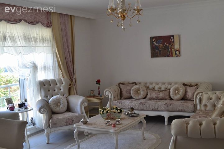 Dilara hanımın klasik esintili, aydınlık ve şık evi..