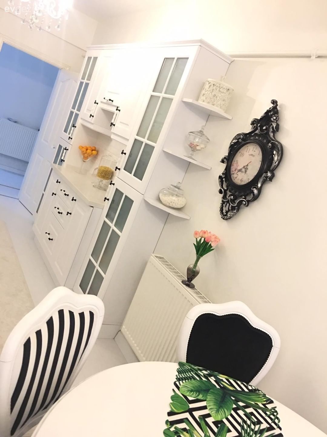 Koridor tipi mutfak, Mutfak, Duvar saati, Beyaz mutfak, Ekstra mutfak dolabı