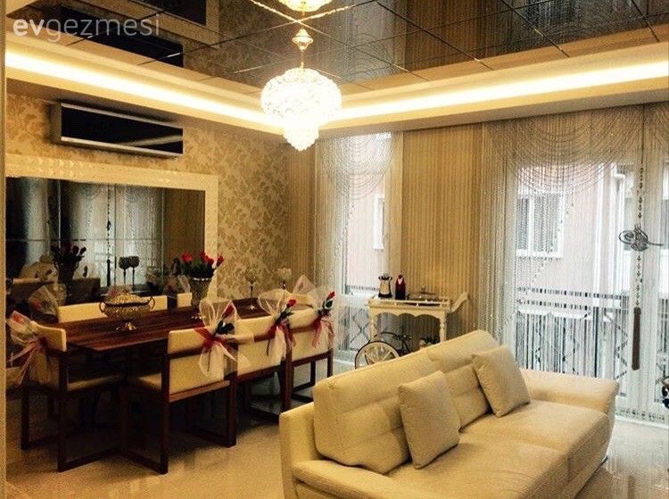 Aynalarla şık ve göz alıcı görünüm yakalanmış bir salon..