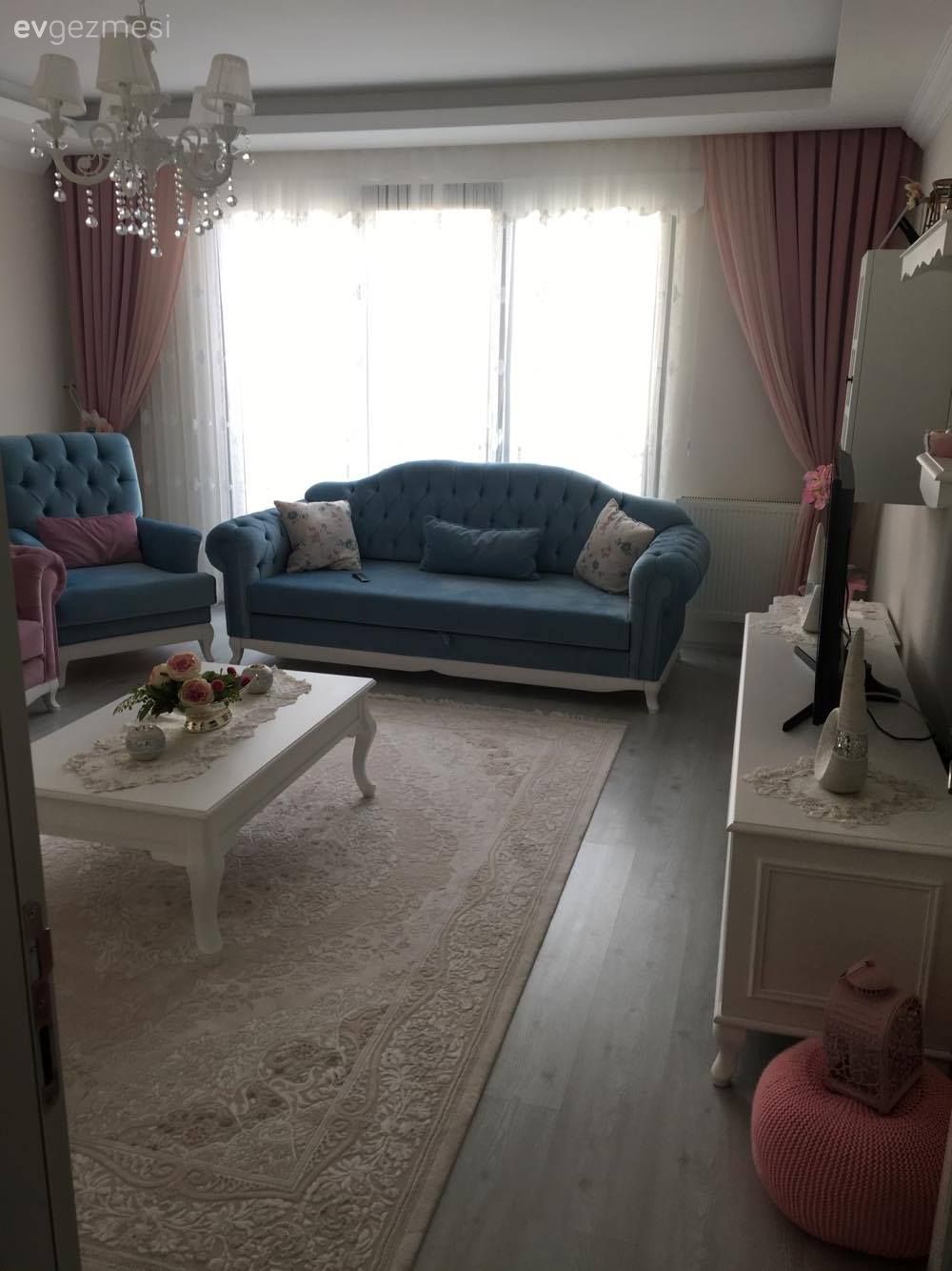 Salon, Mavi, Pembe, Fon perde, Orta sehpa, Avize, Halı, Country