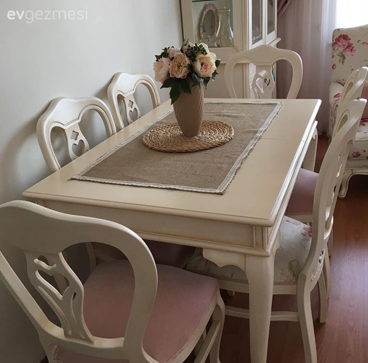 Çiçek desenlerle zarif ve neşeli: Esra hanımın tatlı evi..