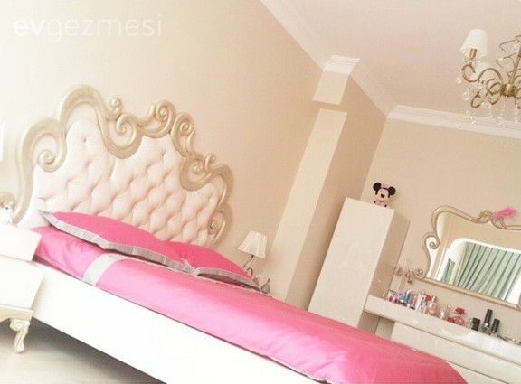 Mavi, pembe ve çiçek desenlerle country bir ev