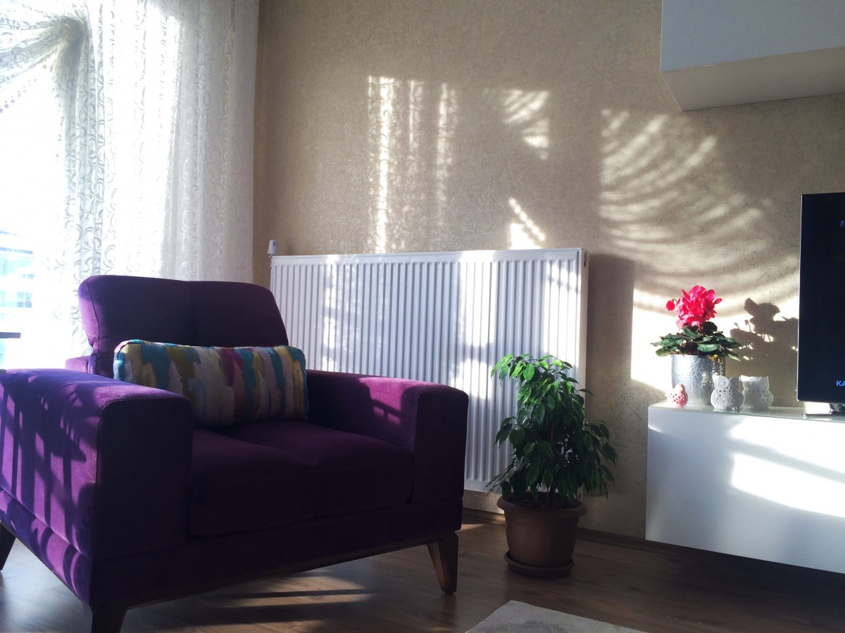 Nejla hanımın enerjik renklerle, sade ve cıvıl cıvıl evi..