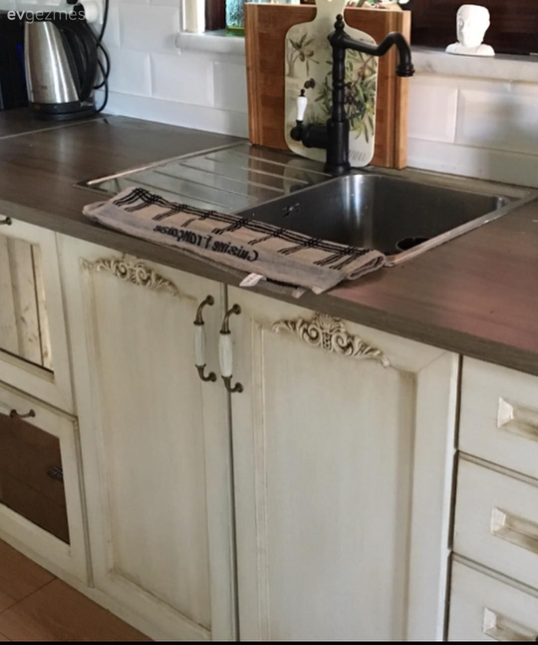 Bu Mutfak Boyama ile Tepeden Tırnağa Nostaljik Görünüme Bürünüyor