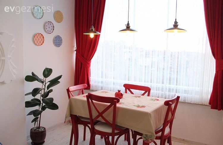 Aydınlatma, Duvar dekorasyonu, Fon perde, Kırmızı, Mutfak, Mutfak masası, Avize, Country mutfak, Perde