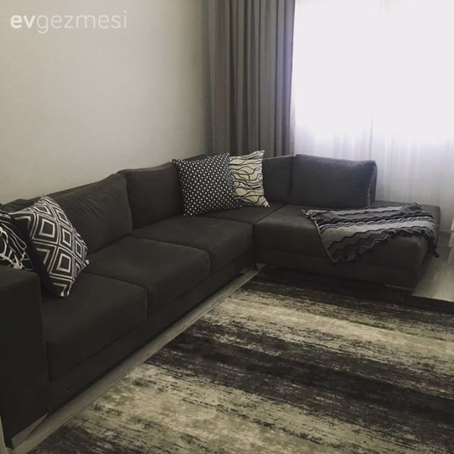 Fon perde, Gri, Halı, Köşe koltuk, Salon, Siyah- Beyaz, Kırlent