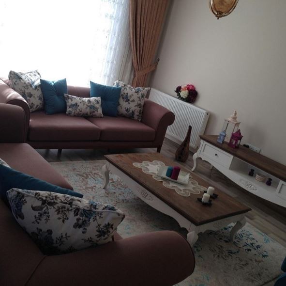 Merve hanım kahve ve mavi ile samimi ve zarif evi..
