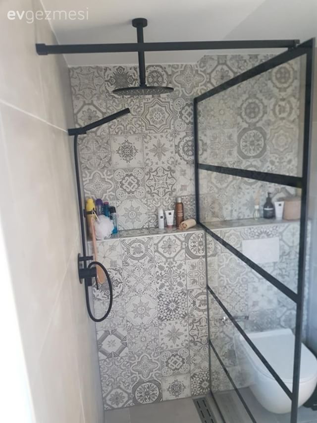 Bu banyo dekorunun modern tasarımına karolar nostalji getiriyor..