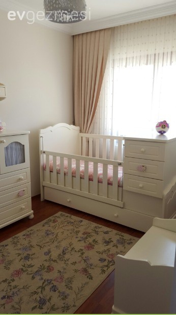 Serap hanım'ın yumuşak ve dinlendirici renklerle döşenmiş iç açıcı evi