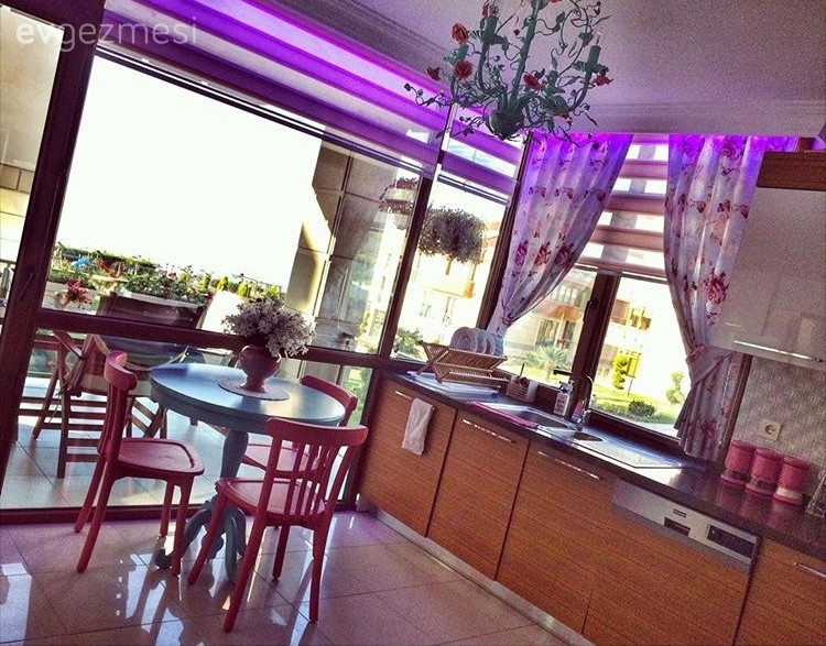 Melek hanımın rustik esintili renkli ve özgün evi..