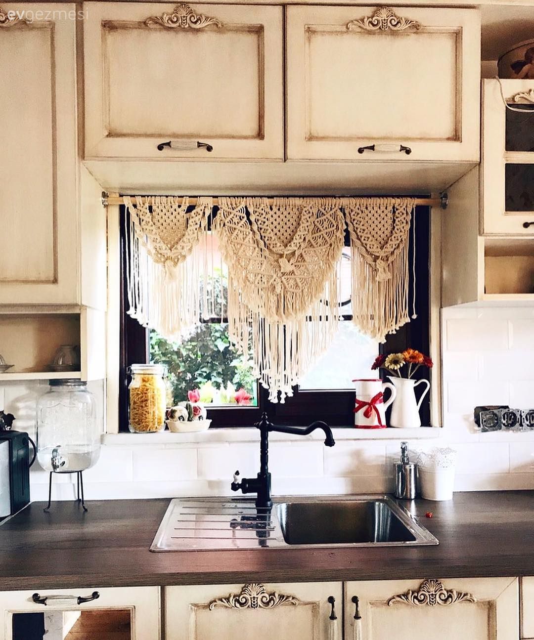 Bu Mutfak Boyama ile Tepeden Tırnağa Nostaljik Görünüme Bürünüyor