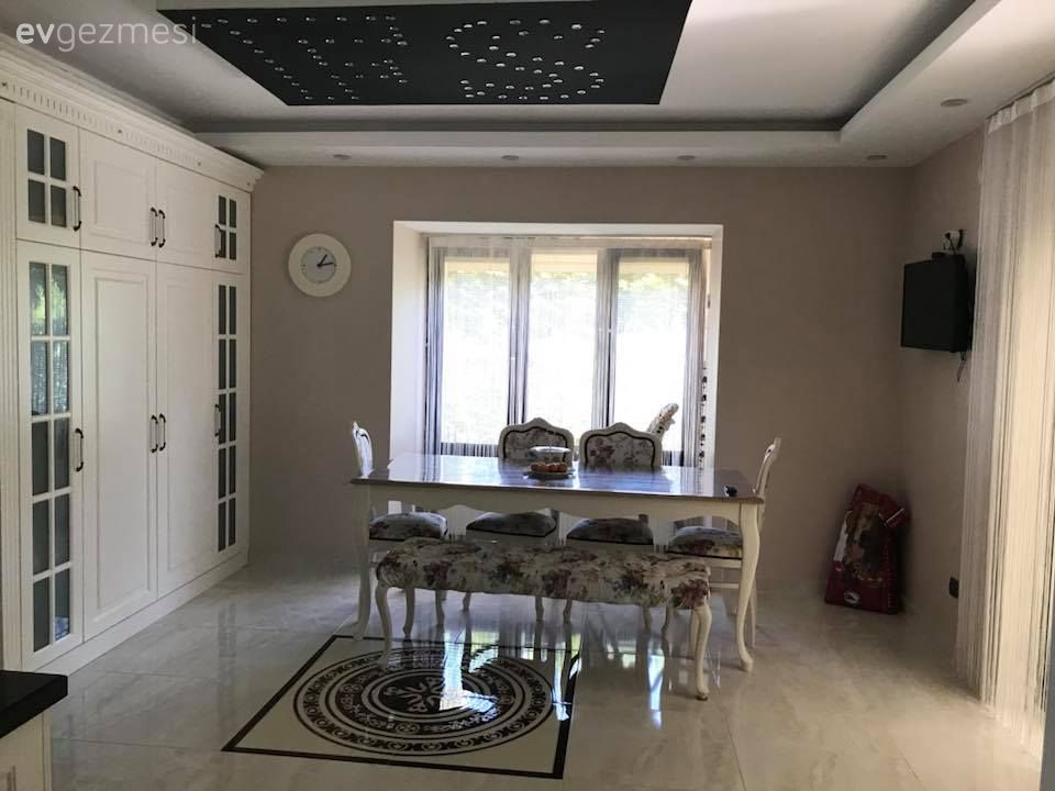 Dikkat çekici parçalarla sıradışı ve şık. Semra hanımın evinden..