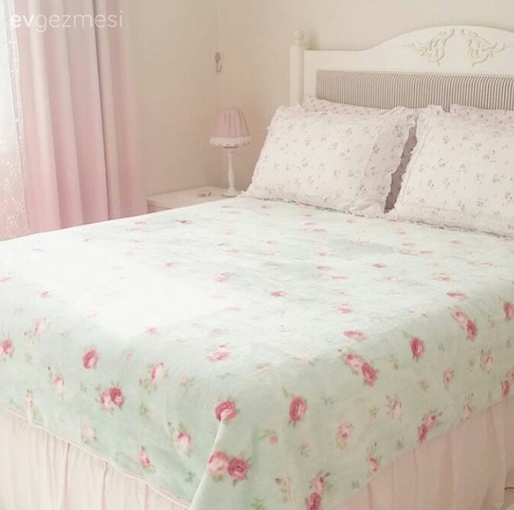 Hatice hanımın çiçekler açan pastel evi..