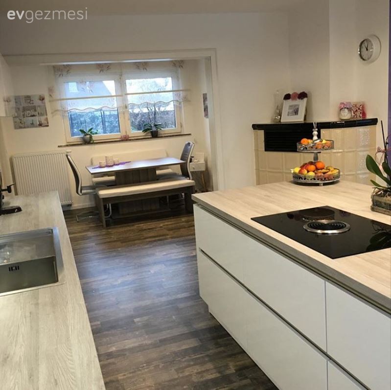 Beyaz mutfak, Mutfak, Mutfak masası