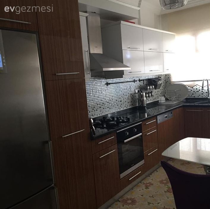 Günnur hanımın toprak tonlarına altın vurgusuyla şık görünümlü evi..