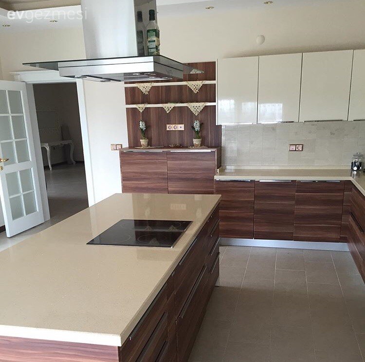 Gül hanımın müstakil evinde geniş ve şık mutfağı..