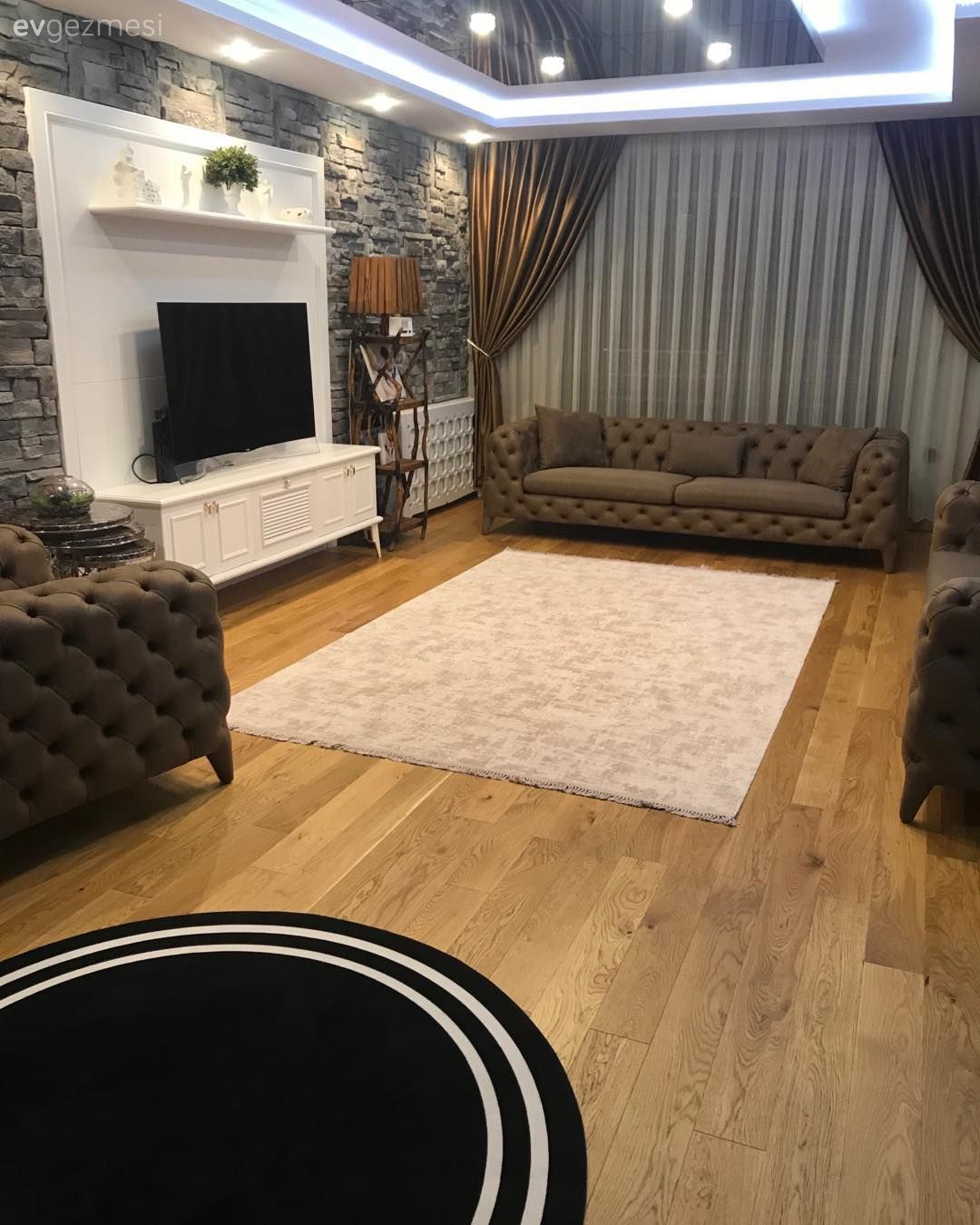 Salon, Beyaz halı, Tv ünitesi, Taş duvar, Halı, Salon halısı, Fon perde, Asma tavan, Berjer, Yuvarlak halı, Modern chesterfield