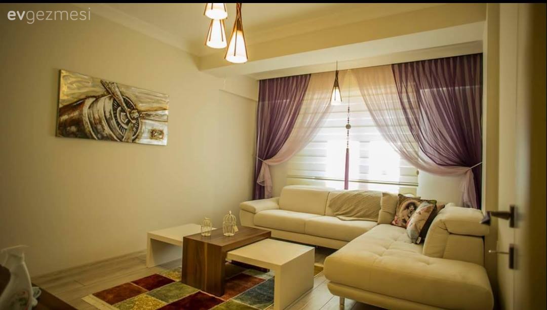 Aydınlatma, Halı, Köşe koltuk, Krem, Oturma Odası, Perde, Sehpa, Mor, Kruvaze perde, Orta sehpa