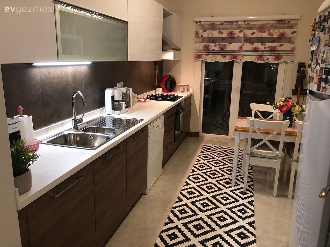 Sıcak renkler, alana canlılık katan duvar dekorları ve geometrik desenler. Esra hanımın evi..