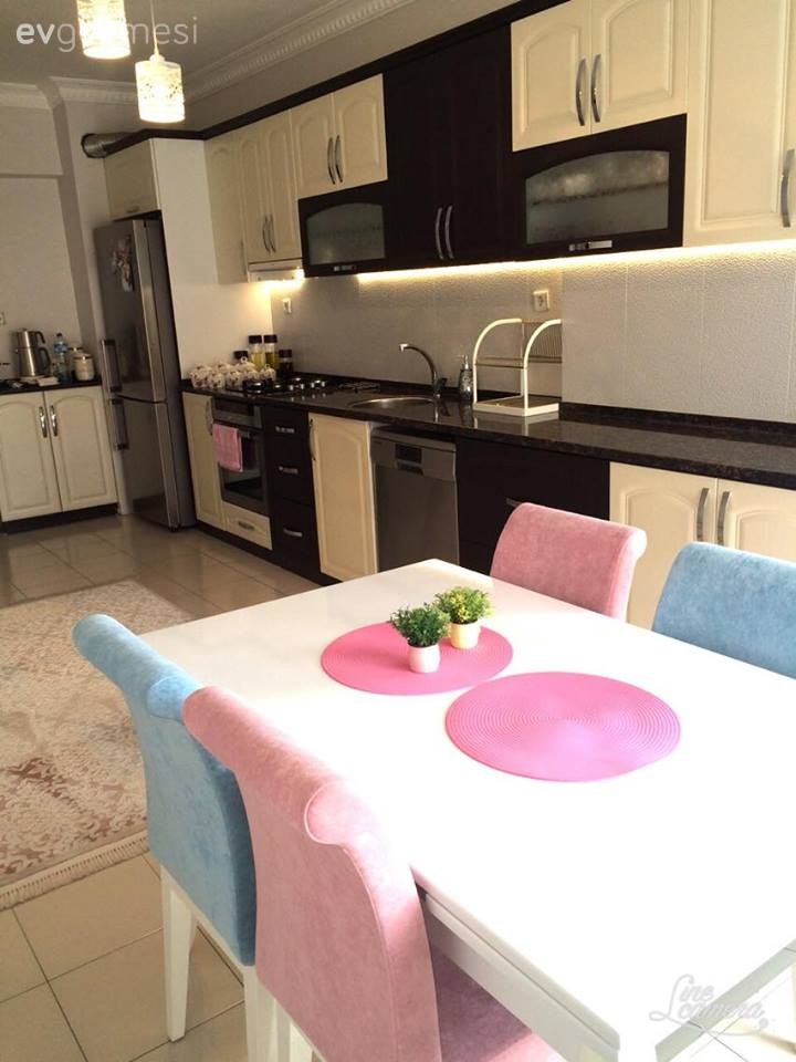 Halı, Mavi, Mutfak, Mutfak masası, Pembe