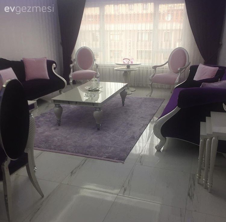 Berjer, Fon perde, Halı, Mor, Orta sehpa, Pembe, Perde, Salon