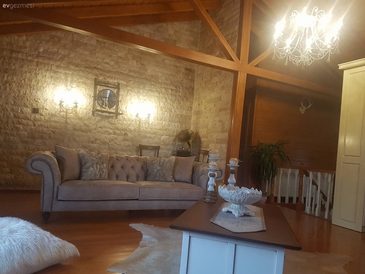 Ahşap Mobilya, Avize, Chesterfield, Halı, Krem, Orta sehpa, Salon, Taş duvar, Aydınlatma