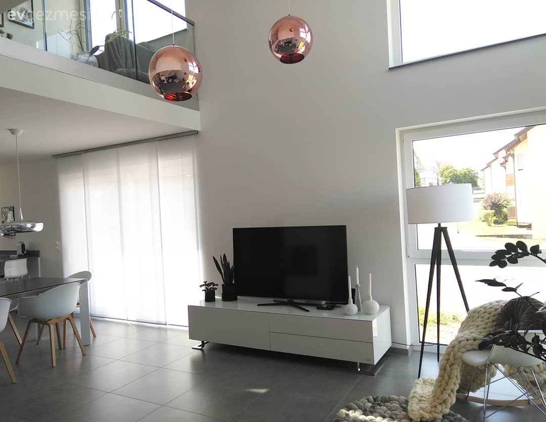 Bakır avize, Tv ünitesi, Salon, Açık konsept yaşam alanı, Yüksek tavanlı ev, Bakır