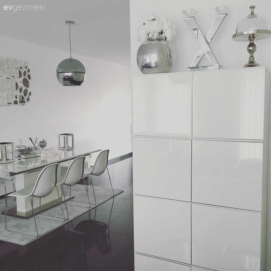 Siyah, beyaz renklere gümüş vurgular. Tuğba hanımın sade, şık evi.