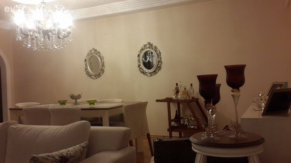 Odağında antik bir koltukla, retro ve modernin karışımı bir ev..