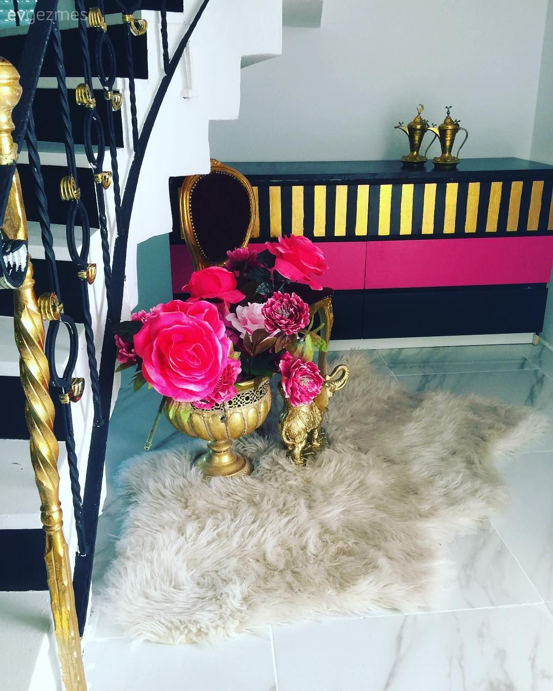 Altın ve Siyah Uyumu ile Lüks ve Dramatik bir Dekor.