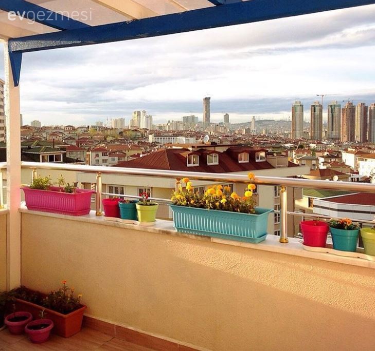 Arzu hanımın renkleri doyasıya kullandığı cıvıl cıvıl evi..