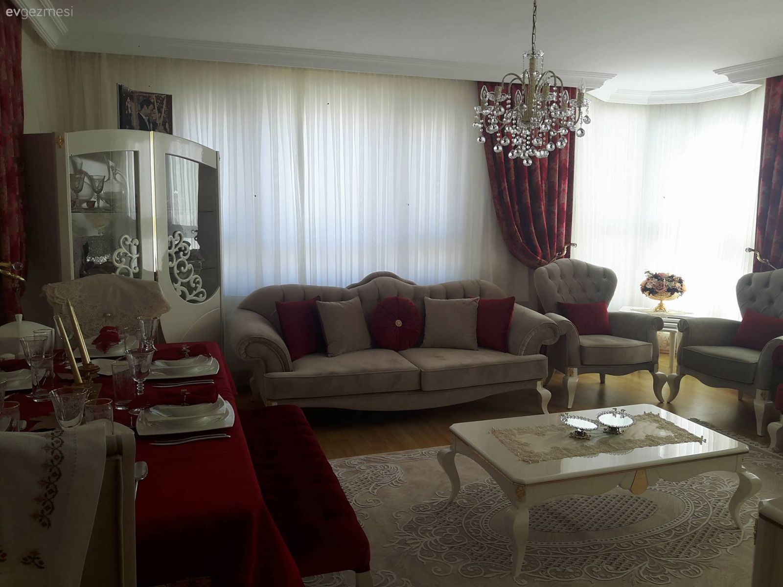 Stil ve renklerin uyumunun ön planda olduğu bir dekor. Berrin hanımın evi.