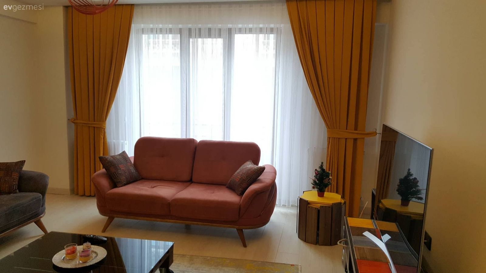 Çok renkli mobilyalar ile enerji dolu bir ev. Yekbun hanımın keyifli evi..