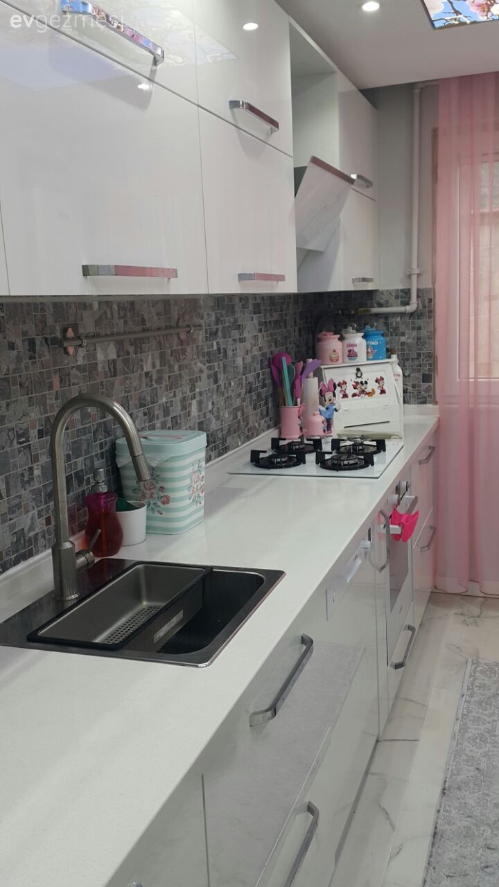 Beyaz mutfak, Mutfak, Mutfak aksesuarları, Pembe, Perde