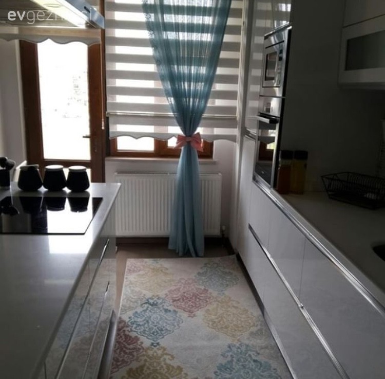 Yağmur hanımın renkli eklemelerle dinamik bir havaya bürünen evi..