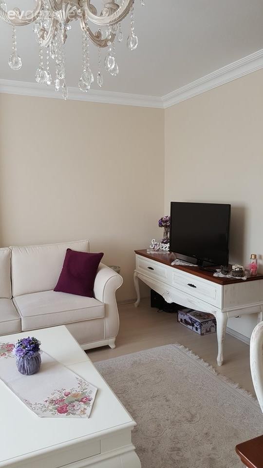 Esengül hanımın küçük alanda ferahlığı yakaladığı, tatlı evi..